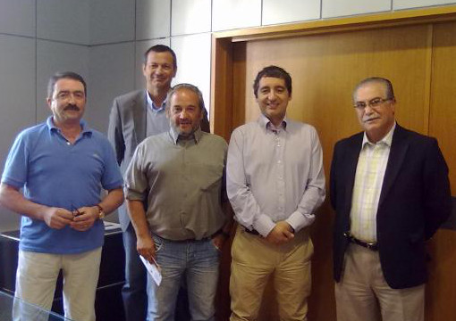 El consejero de Cultura y Turismo, Pedro Alberto Cruz, se reúne con el grupo de senderismo y montaña 'El Portazgo' de Cieza