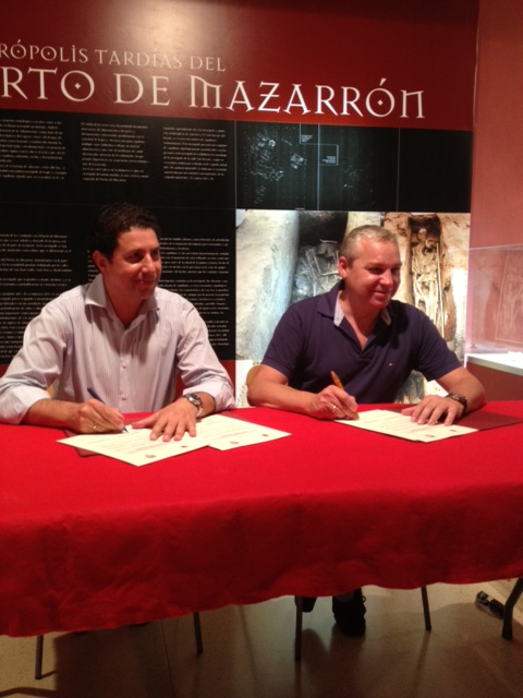 El consejero de Obras Públicas y Ordenación del Territorio, Antonio Sevilla, junto al alcalde de Mazarrón, Ginés Campillo, en el transcurso de la firma del acta de cesión de los paseos marítimos Francisco Martínez Muñoz y Rihuete