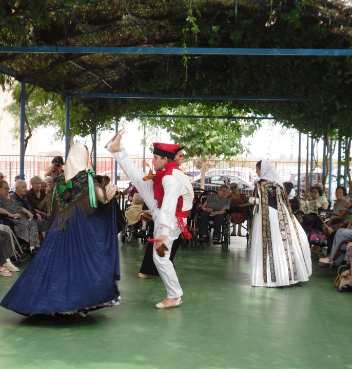El Festival Internacional de Folklore del Mediterráneo vistia las residencias de San Basilio y Obispo Azagra