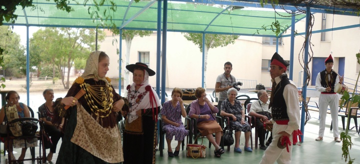 Los mayores de Murcia disfrutan del Festival Internacional de Folklore en el Mediterráneo