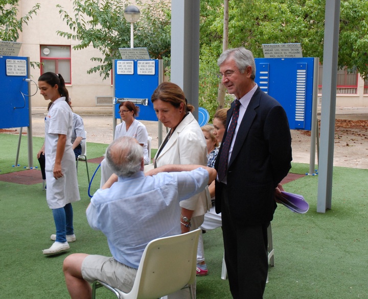 Palacios visita al Centro de Día para personas mayores enfermas de Alzheimer de la residencia San Basilio de Murcia