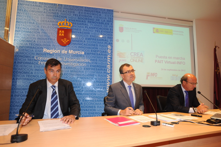 el consejero Ballesta presenta el PAIT Virtual junto al director general de Industria y Pequeña y Mediana Empresa, Manuel Valle, y al director del Info, Juan Hernández