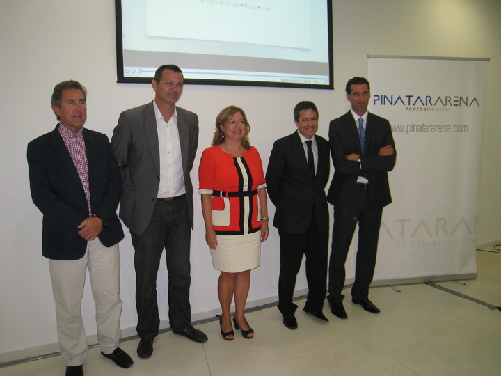 Los directores generales de Turismo y de la Actividad Física y el Deporte durante la presentación de las futuras instalaciones del Pinatar Arena Football Center