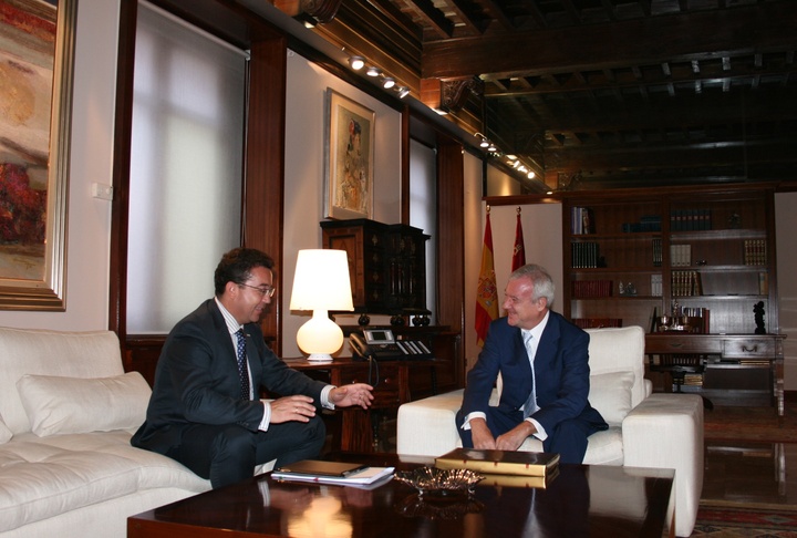 El presidente Valcárcel se reunió hoy con el presidente del Parlamento de Extremadura y presidente de la CALRE, Fernando Manzano.