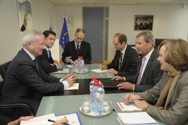 El presidente Valcárcel durante su reunión con el comisario de Política Regional, Johannes Hahn (2)