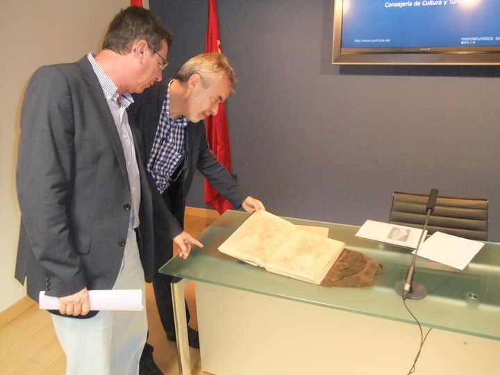 El director general de Bienes Culturales, Francisco Giménez, durante la entrega de documentos a Lorca