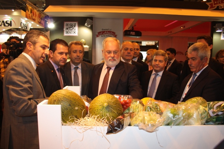 El consejero de Agricultura y Agua, Antonio Cerdá, y el ministro de Agricultura, Alimentación y Medio Ambiente, Miguel Arias Cañete, durante la visita al expositor de la Región de Murcia en la feria Fruit Attraction.