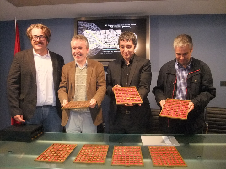 El consejero de Cultura y Turismo, Pedro Alberto Cruz, durante la presentación del conjunto de monedas andalusíes