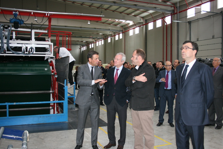 El jefe del Ejecutivo murciano visita la industria Interplasp, fabricantes de espuma de poliuretano para tapicería y colchonería