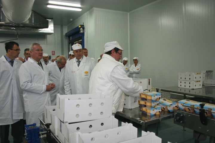 El presidente de la Comunidad visita Postres y Dulces Reina