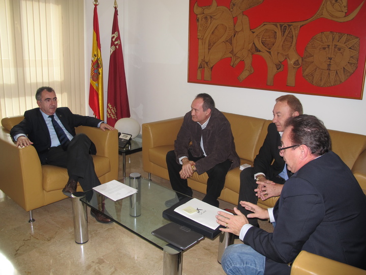 El consejero de Presidencia recibe al presidente de la Asociación Víctimas del Terrorismo de la Región de Murcia