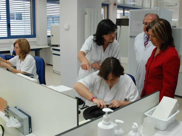 Palacios visita el Servicio de Anatomía Patológica del Hospital General Universitario Reina Sofía