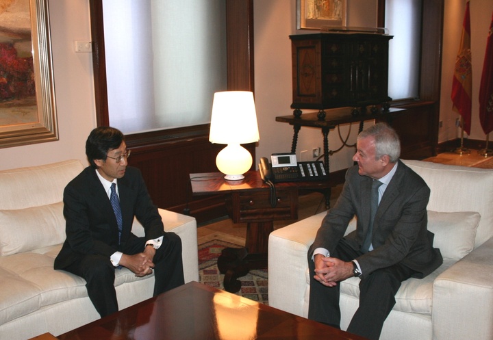 El presidente de la Comunidad recibe al embajador de Japón (2)