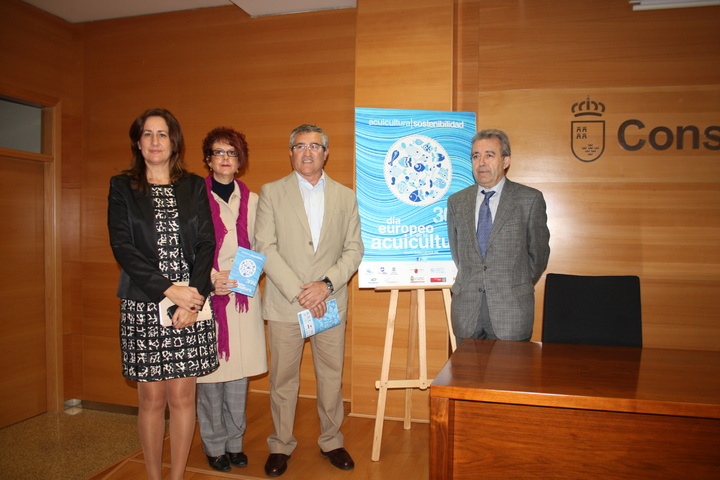 El consejero de Agricultura y Agua, Antonio Cerdá (1d.), la directora general de Ganadería y Pesca, Dori Morales (1i.), el presidente de la Federación de Acuicultura de la Región de Murcia, Ángel López y la vicerrectora de Coordinación y Comunicación de la UMU, María Ángeles Esteban.