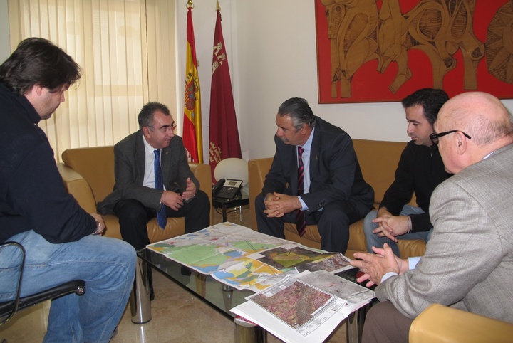 El consejero de Presidencia se reúne con el alcalde de Aledo
