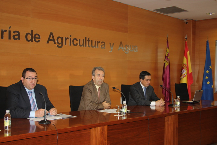 El consejero de Agricultura y Agua, Antonio Cerdá (c),el responsable del área de Agricultura de Cajamar, Jesús López (i), y el presidente de Aepla (Asociación Empresarial para la Protección de Plantas), Carlos Palomar.