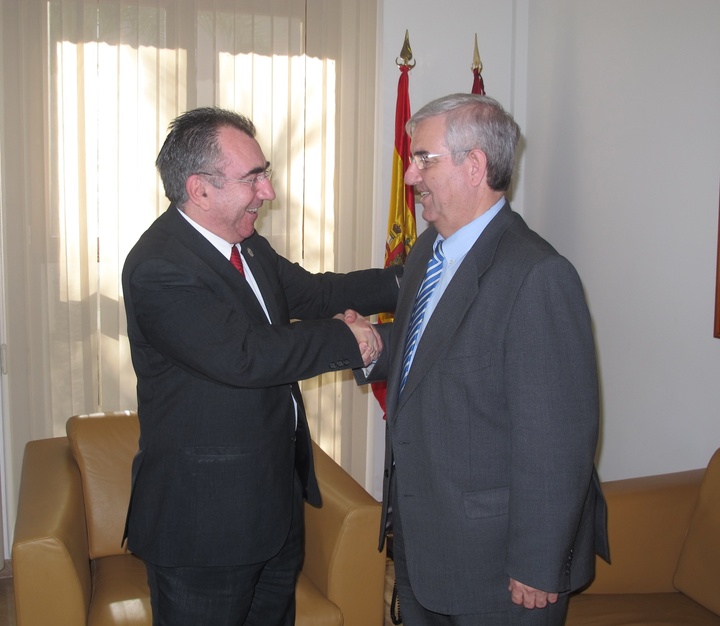 El consejero Manuel Campos recibe al alcalde de Jumilla