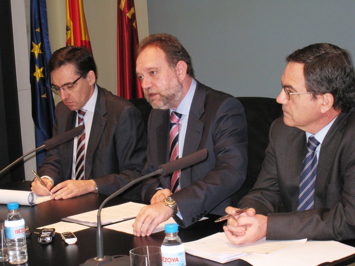 El consejero Constantino Sotoca presentó, junto al subdirector general de la Inspección de Seguridad Social, Economía Irregular e Inmigración, del Ministerio de Empleo, Juan José Camino, el plan de actuación inspectora en el ámbito de la Comunidad de Murcia para 2013