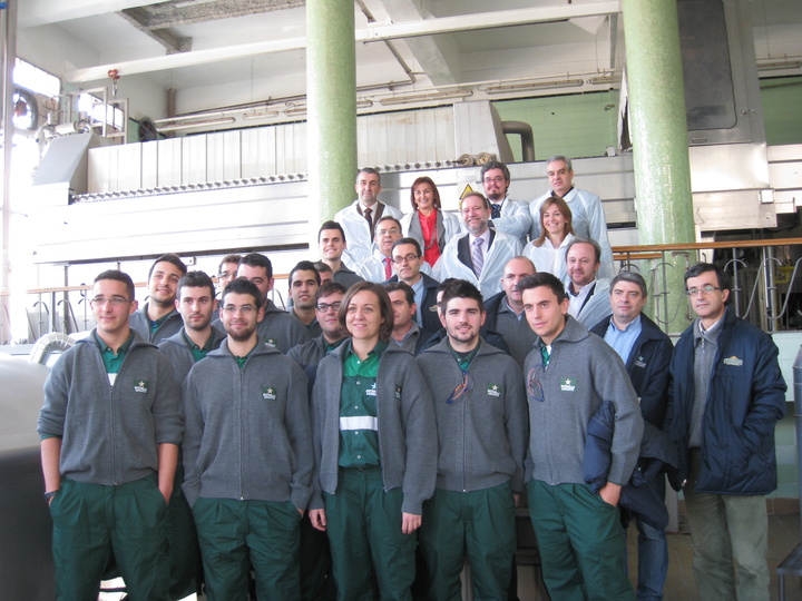 El consejero de Educación, Formación y Empleo, Constantino Sotoca, visitó las instalaciones de la empresa Estrella de Levante, donde 12 alumnos del IES Francisco de Goya, han empezado su formación profesional dual, en el ciclo de Sistemas de Regulación y Control Automáticos.