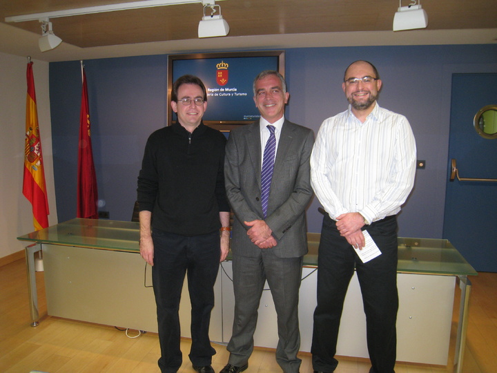 El director del Auditorio y Centro de Congresos Víctor Villegas durante la presentación del Concierto de Navidad del Cuarteto Saravasti