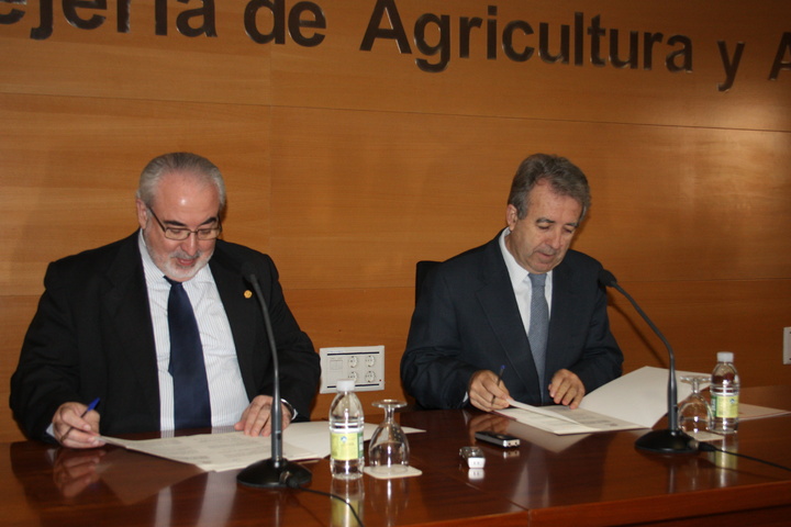 El presidente de la Universidad Católica San Antonio de Murcia, José Luis Mendoza (i.), y el consejero de Agricultura y Agua, Antonio Cerdá.