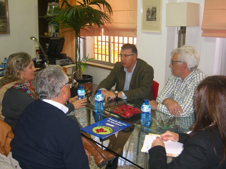 El director general de Personas con Discapacidad del Instituto Murciano de Acción Social (IMAS), Juan Castaño, recibió hoy a los responsables de la Federación Murciana de Asociaciones de Familiares y Personas con Enfermedad Mental (FEAFES).