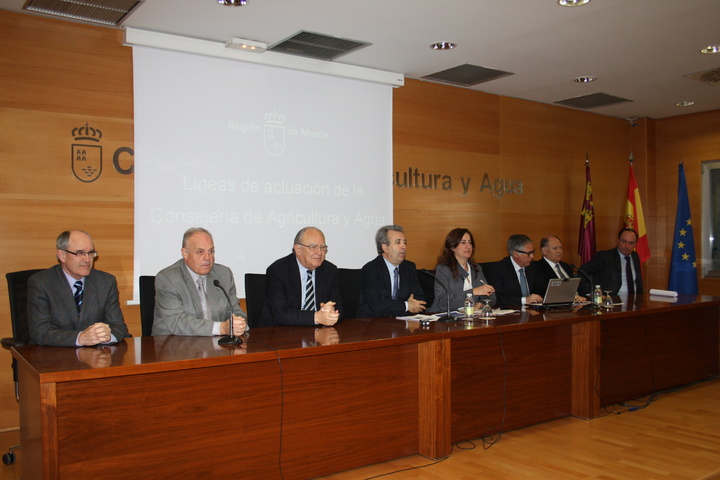 El consejero de Agricultura y Agua, Antonio Cerda (4i.), con el equipo directivo de la Consejería