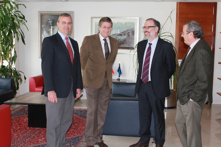 El consejero Juan Bernal se reúne con el nuevo director de la refinería de Repsol en Cartagena, Juan Antonio Carrillo de Albornoz