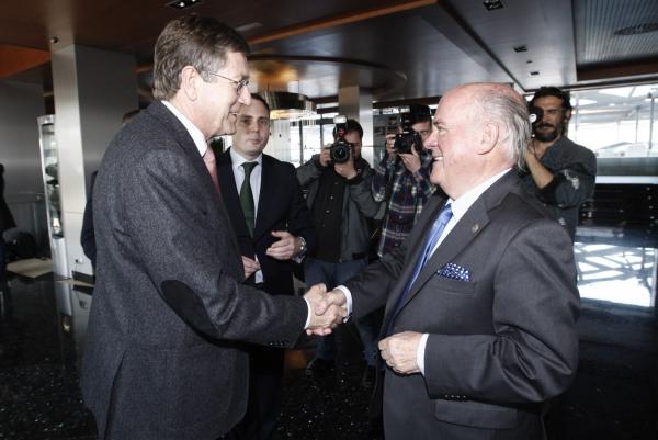 El consejero, Juan Bernal, con el abogado Juan Antonio Sagardoy