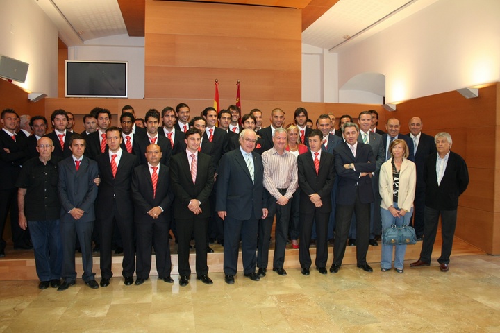El presidente Valcárcel recibe a los jugadores, equipo directivo y cuerpo técnico del Real Murcia Club de Fútbol tras conseguir este fin de semana el ascenso a Primera División