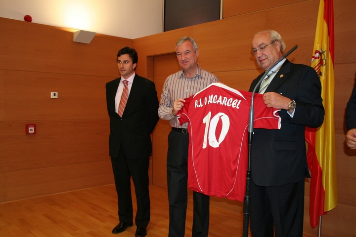 El presidente del Real Murcia, Jesús Samper, entrega al presidente de la Comunidad una camiseta con la firma de los jugadores que han conseguido el ascenso a Primera División del Real Murcia