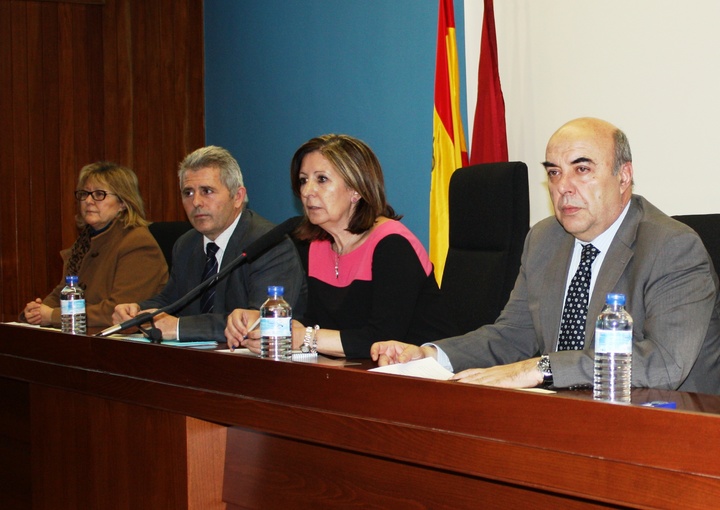 La consejera de Sanidad y Política Social, María Ángeles Palacios (2d), junto al secretario general de la consejería, Martín Quiñonero (2i), el gerente del Servicio Murciano de Salud, José Antonio Alarcón (1d), y la directora general de Asistencia Sanitaria del SMS, Magina Blázquez (1i), durante la reunión del Consejo de Salud de la Región de Murcia, celebrado hoy.