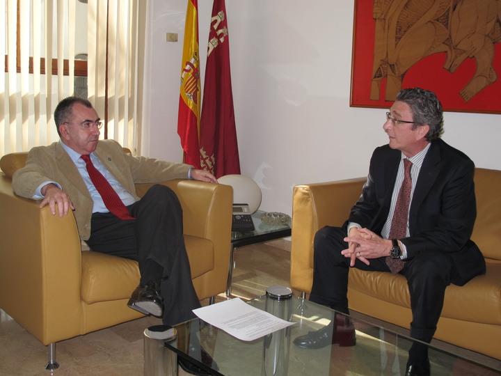 El consejero de Presidencia se reúne con el director de la zona de Levante de la empresa Urbaser