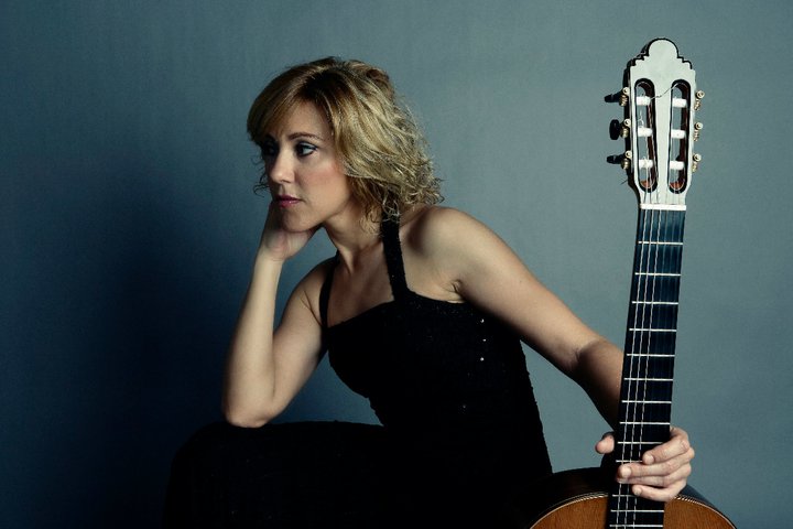 Carmen María Ros y su guitarra