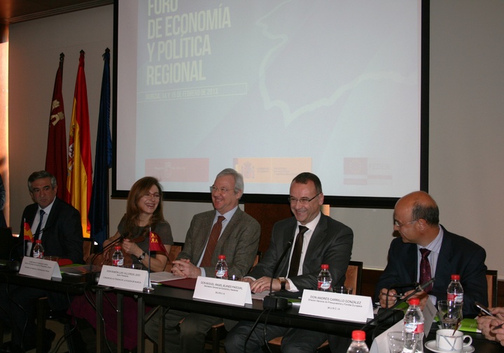 El presidente de la Comunidad inaugura el Foro de Economía y Política Regional 1