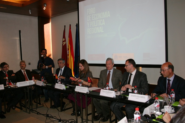El presidente de la Comunidad inaugura el Foro de Economía y Política Regional