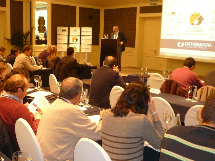 El director general de Industria Agroalimentaria y Capacitación Agraria, Ángel García Lidón, durante su participación en la 'I Jornada técnica en citricultura del Campo de Cartagena', organizada por la empresa Distribuidora de Agroquímicos