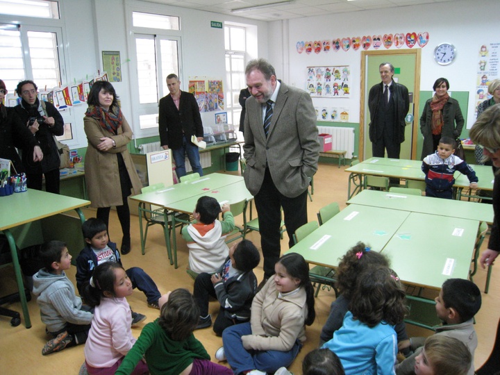 Un grupo de alumnos de infantil del CEIP La Cruz recibió al consejero de Educación en una de las nuevas aulas del centro, que inauguró esta mañana en Totana.