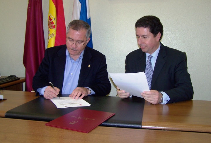 Firma la cesión de las obras del paseo marítimo de Águilas