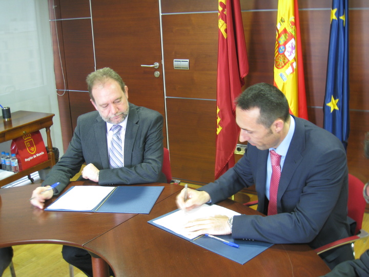 El consejero de Educación, Formación y Empleo, Constantino Sotoca, y el director de la zona Levante de Neoris, Alejandro Ordas, firmaron hoy un convenio de colaboración para facilitar a los centros educativos  las aplicaciones de 'Google Apps Edición Educación'.