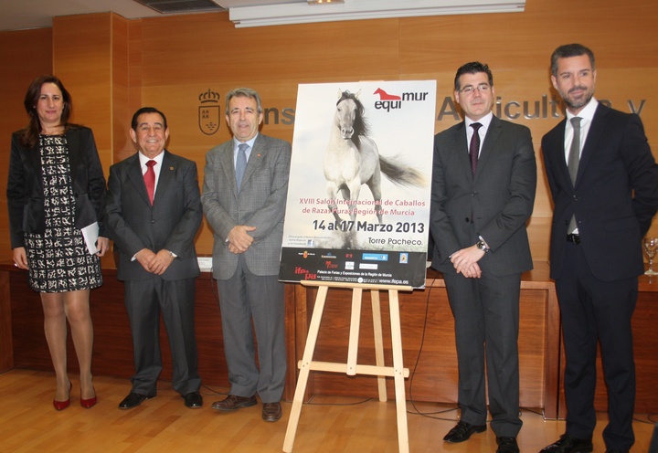 La directora general de Ganadería y Pesca, Carmen Teodora Morales, el presidente del Comité Organizador de Equimur, Juan José Montes, el consejero de Agricultura y Agua, Antonio Cerdá,el alcalde de Torre Pacheco y presidente de IFEPA, Daniel García, y el director gerente de IFEPA, Antonio Miras.