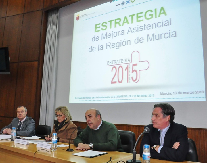 El director gerente del Servicio Murciano de Salud, José Antonio Alarcón, junto al director de Planificación de la Consejería de Sanidad y Política Social, José Antonio García Córdoba, y la directora general de Asistencia Sanitaria, Magina Blázquez, en la Jornada de presentación de la Estrategia 2015