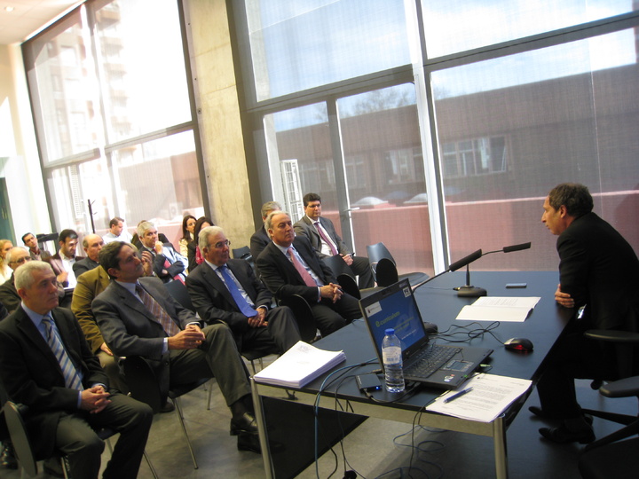 El director general del Servicio Regional de Empleo y Formación (SEF), Ginés Martínez, durante la presentación a los empresarios de las ventajas de la nueva plataforma de intermediación laboral e-curriculum.