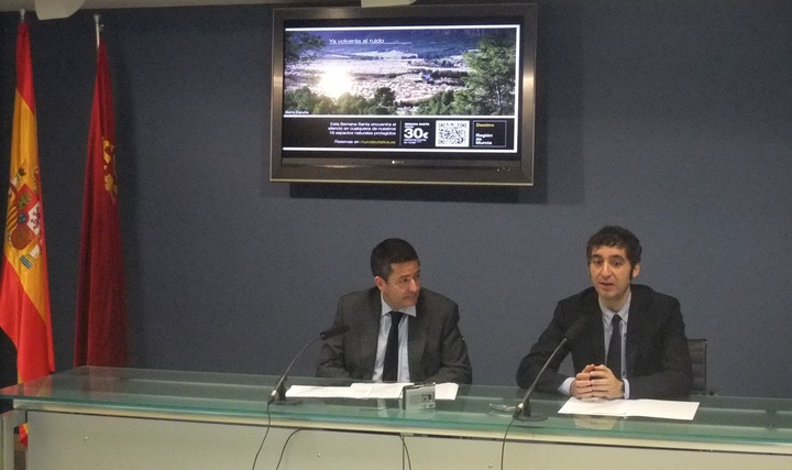 El consejero de Cultura y Turismo, Pedro Alberto Cruz (dcha) y el director del Instituto de Turismo de la Región de Murcia, Enrique Ujaldón (izq), durante la presentación de la campaña de promoción turística para Semana Santa.