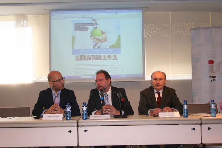 El consejero de Educación, Formación y Empleo, Constantino Sotoca, acompañado del presidente del grupo Inforges (derecha) y el presidente de la Asociación de Dirección Humana (izquierda), presentaron la campaña 'Hacia una empresa saludable'