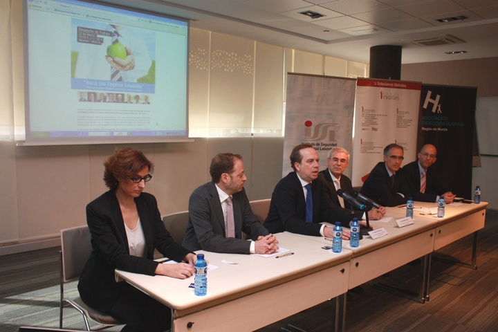 Tomás Pérez Fuentes, Director del ISSL, se dirige a los asistentes