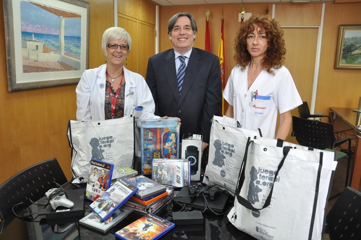 El Hospital Clínico Universitario Virgen de la Arrixaca recibe las videoconsolas donadas por Juegaterapia