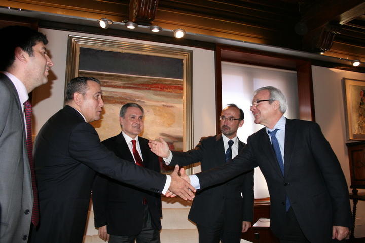 El presidente de la Comunidad recibe al presidente ejecutivo de la Compañía Española de Financiación del Desarrollo (Cofides)