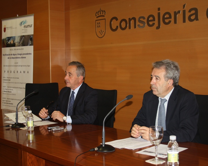 El gerente de ESAMUR, Manuel Albacete (i.), y el consejero de Agricultura y Agua,Antonio Cerdá (d.).