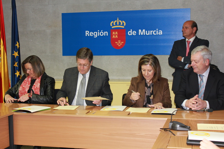 Firma del convenio para mantener la línea de financiación de las recetas en las farmacias de la Región 2